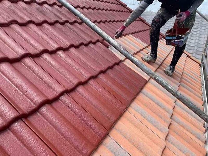 ローラーを使用して屋根の下塗り