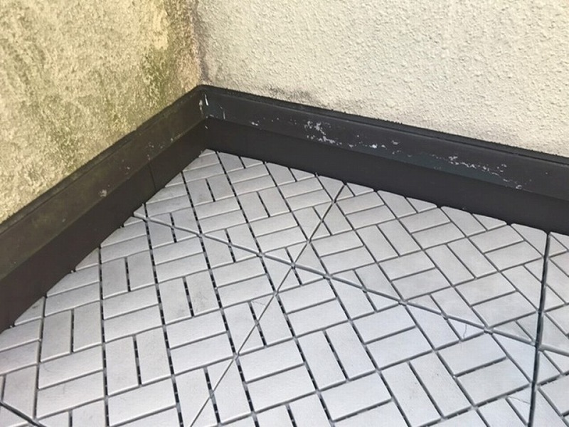 バルコニーの塩ビシートの上に敷かれた床材