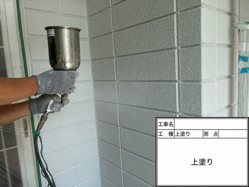 多彩模様塗料による仕上げの吹き付け
