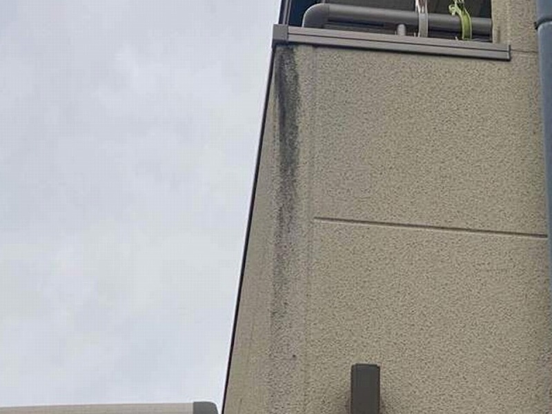 リシン仕上げのALCにできた雨染み