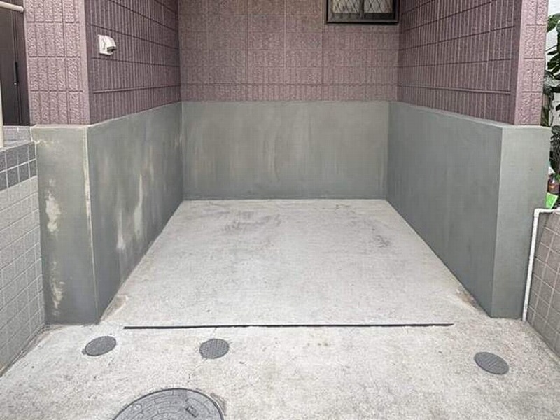 左官補修直後のガレージ