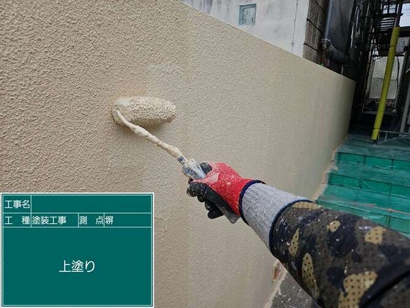 外塀の上塗り