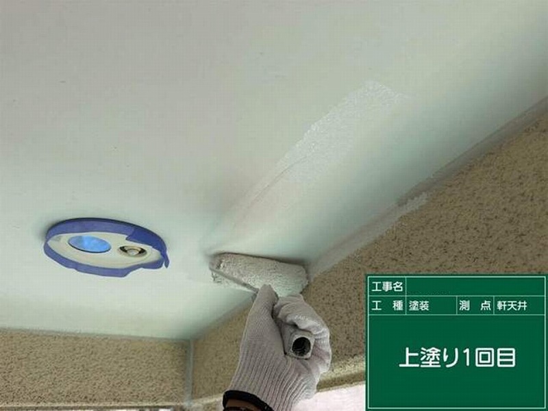 軒天の中塗り