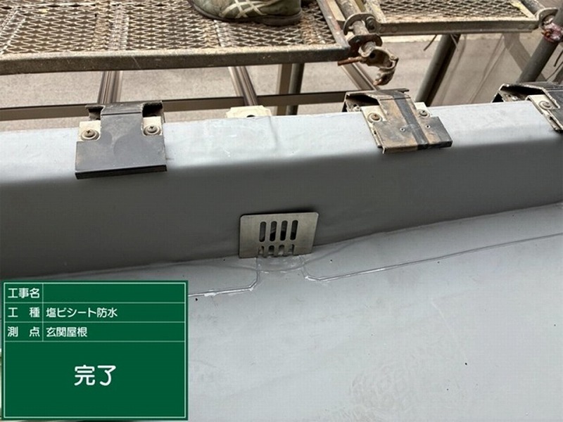 玄関屋根の塩ビシート防水完了後のドレン周辺