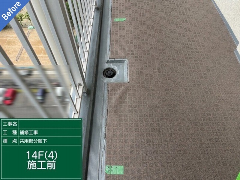 東大阪市の大規模マンションの長尺シート施工前の14階廊下ドレン部