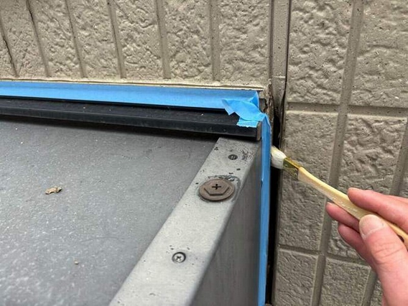 シャッターボックス廻りにプライマー塗布