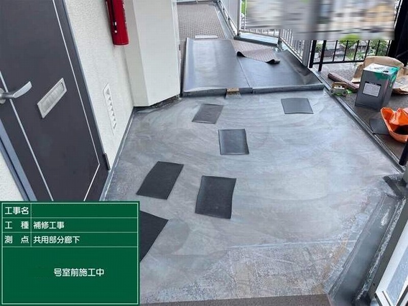 長尺シート施工中のマンションお部屋前