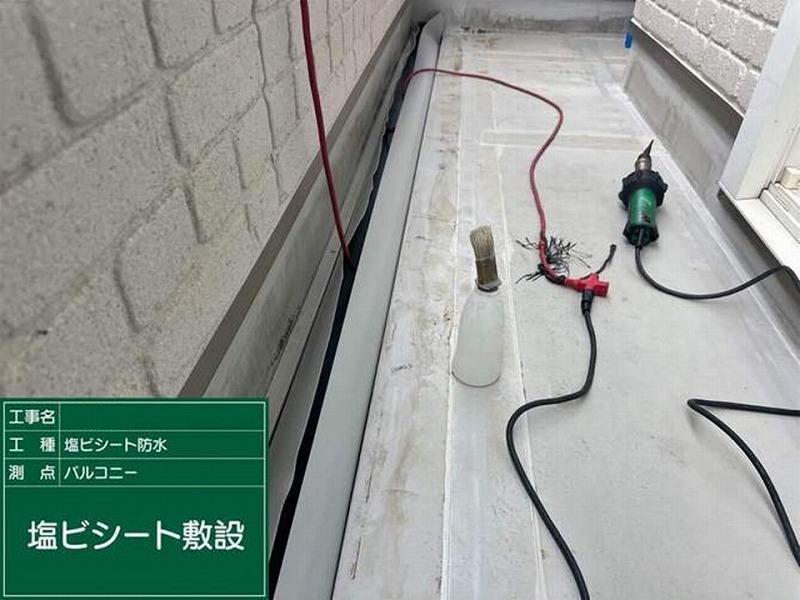 側溝に塩ビシート敷設