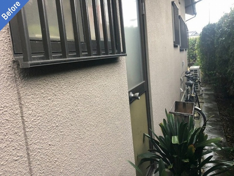 外壁塗装前のサッシ廻りのモルタル外壁