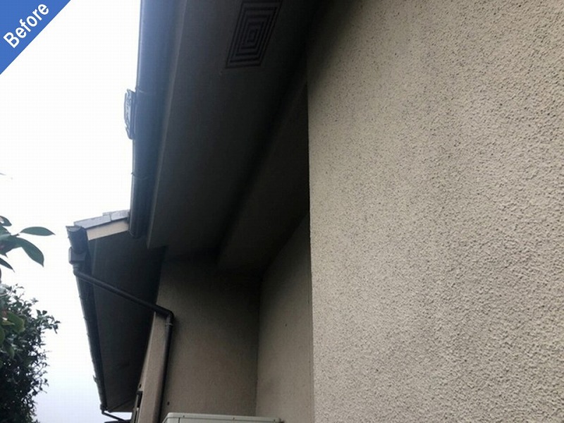 外壁塗装前のモルタル外壁と軒天