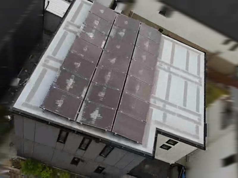 太陽光パネルが設置された屋上の塩ビシート防水